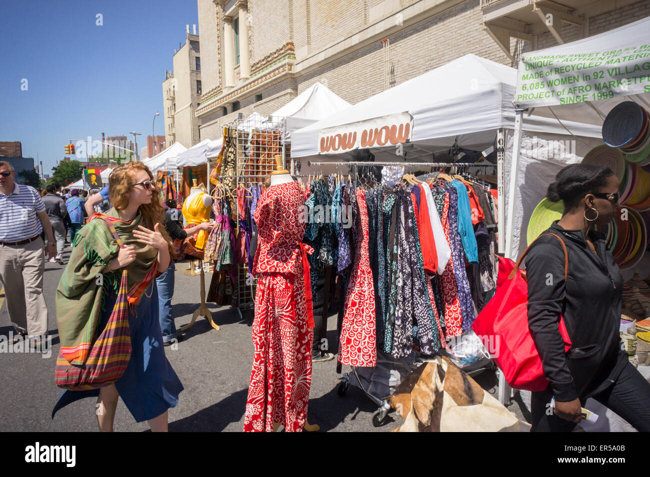 Parcourir les offres variées de shopping dans la rue juste en dehors de DanceAfrica la Brooklyn Academy of Music de New York le Samedi, Mai 23, 2015. Plus de 200 vendeurs de produits sur le thème de l'Afrique de participer dans le cadre de l'Académie DanceAfrica Festival. (© Richard B. Levine) Banque D'Images
