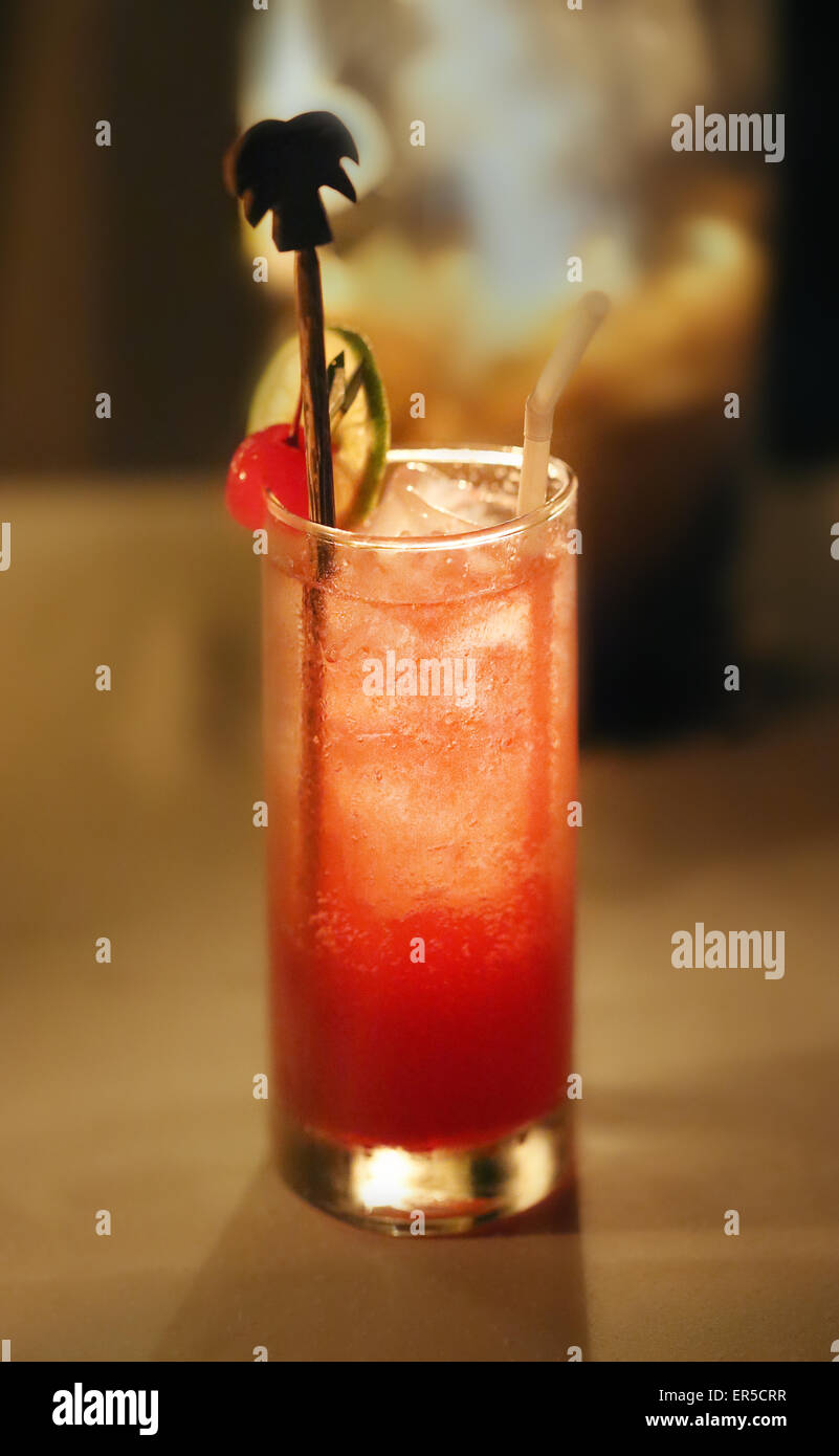 Cocktail de fruits tropicaux avec une paille photographié close up Banque D'Images