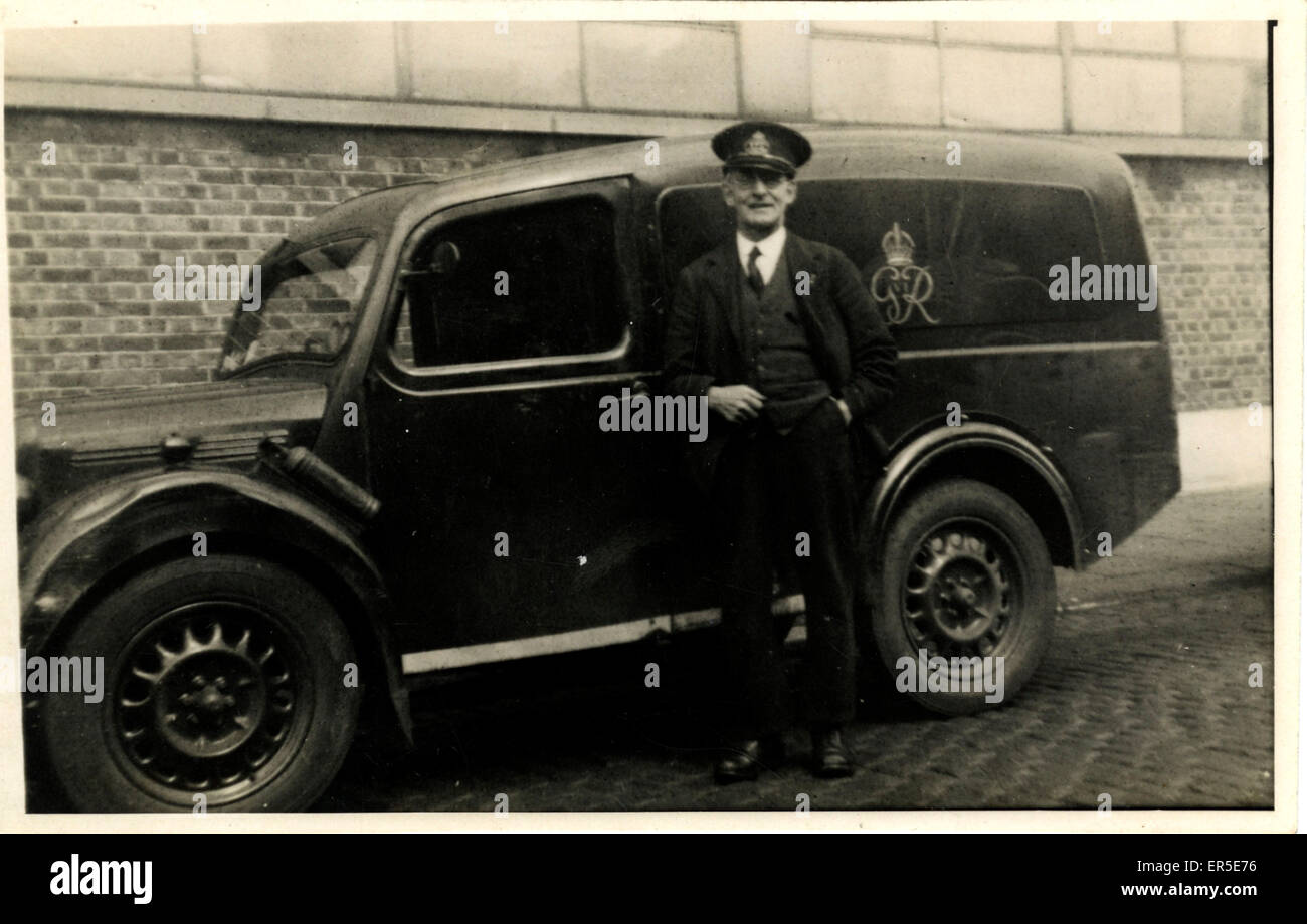 King George VI Morris y Type Bureau de poste Van et Postman Banque D'Images