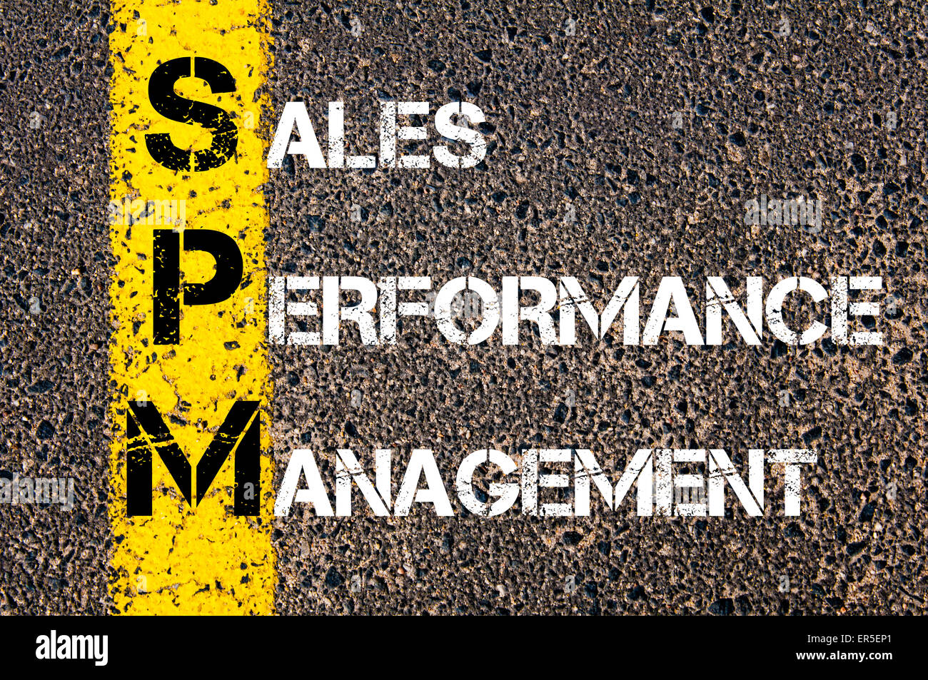 Concept image Sigle SPM comme SALES PERFORMANCE MANAGEMENT écrit plus de signalisation de la ligne de peinture jaune. Banque D'Images