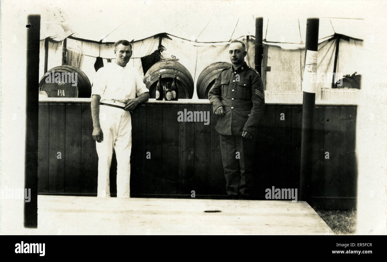 Sergent de la première Guerre mondiale dans la tente de bière, Trowbridge, Wiltshire Banque D'Images