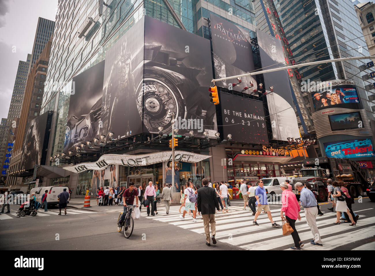 Passant devant la publicité pour RocksteadyStudio nouveautés jeu vidéo, "Batman : Arkham Knight ' sur un panneau d'affichage à Times Square à New York le Mercredi, Mai 27, 2015. Le jeu, la troisième partie de la trilogie 'Arkham' sera disponible le 23 juin. (© Richard B. Levine) Banque D'Images