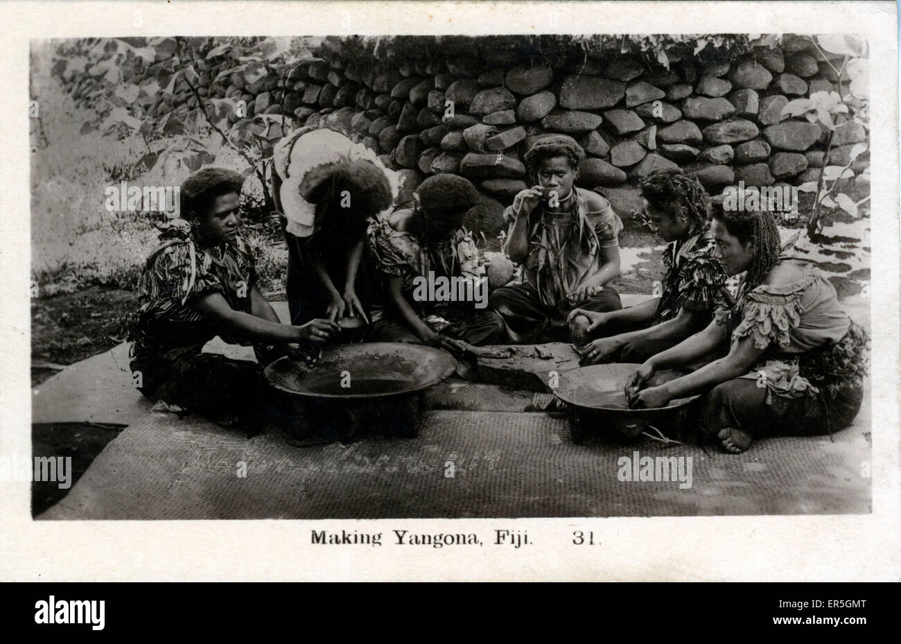 Autochtones faisant Yaqona (prononcé Yangona) Banque D'Images