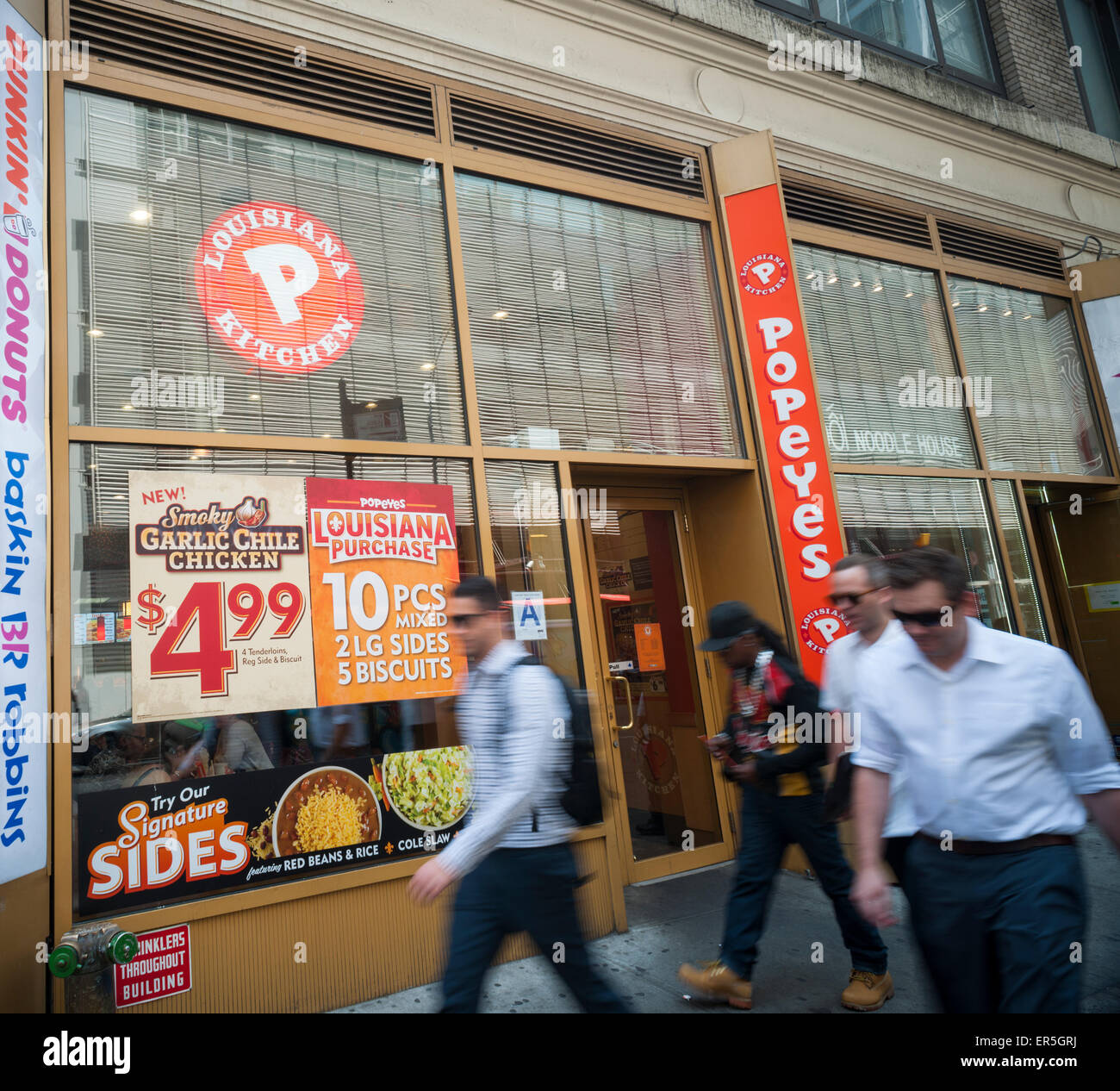 Un Popeyes Louisiane Cuisine fast food restaurant dans le centre de Manhattan à New York le Mercredi, Mai 27, 2015. La chaîne de restauration rapide ont signalé une augmentation des ventes par magasin comparable dans son premier-trimestre revenu cependant en dessous des attentes. (© Richard B. Levine) Banque D'Images