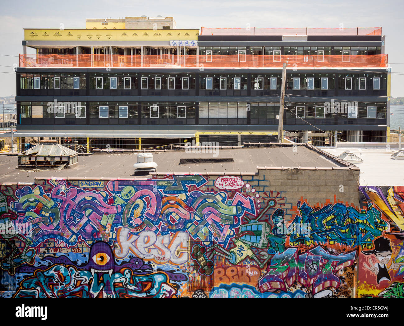 Une fresque sur le mur d'un atelier de carrosserie à l'avant du développement résidentiel dans le quartier de Stapleton Staten Island à New York le lundi 25 mai, 2015. © Richard B. Levine) Banque D'Images