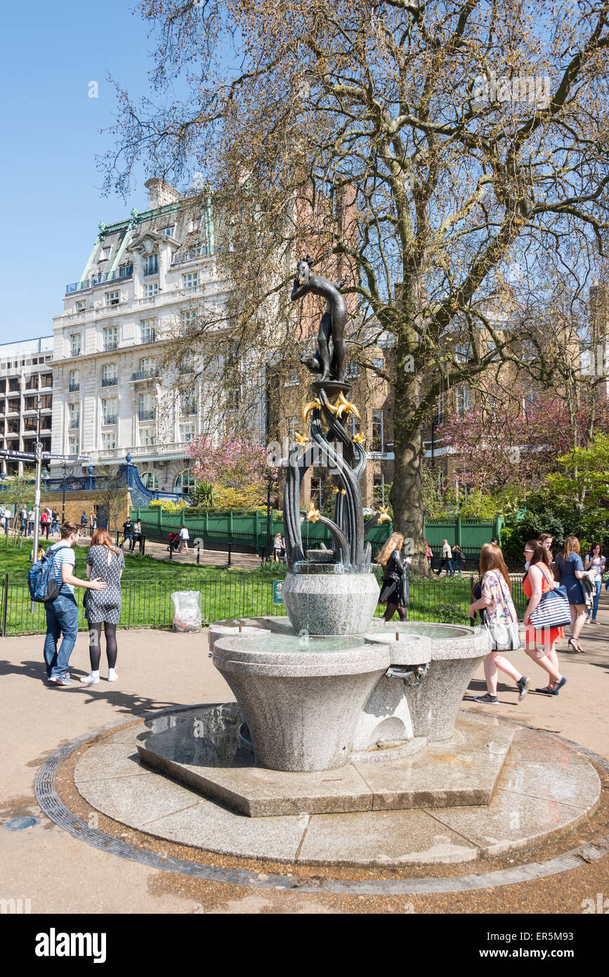 La fontaine de Diana et statue dans le Green Park, City of Westminster, London, England, United Kingdom Banque D'Images