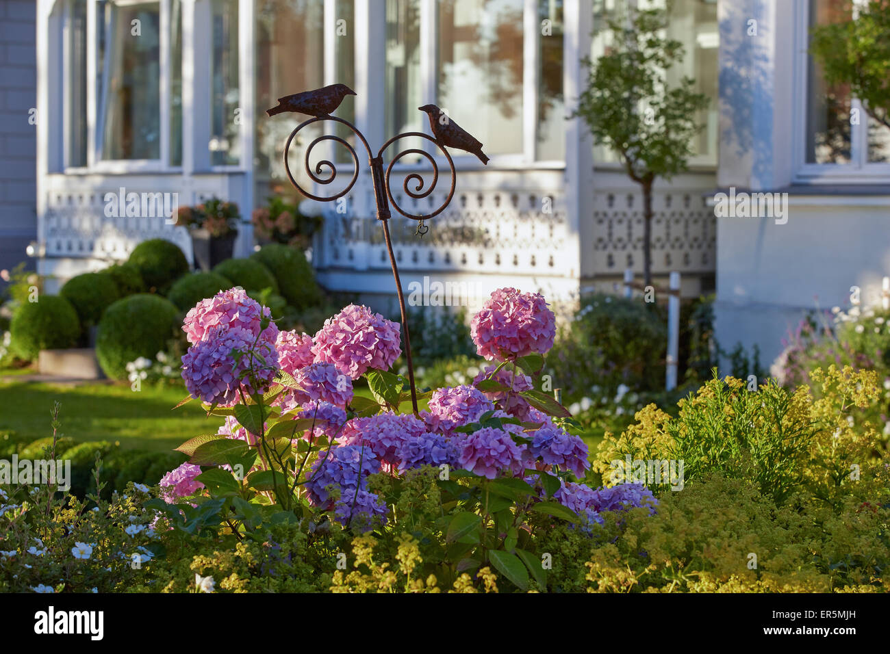 Jardin d'une villa le long de la promenade de la plage, station balnéaire de Binz, île de Rügen, Mecklembourg-Poméranie occidentale, Allemagne Banque D'Images