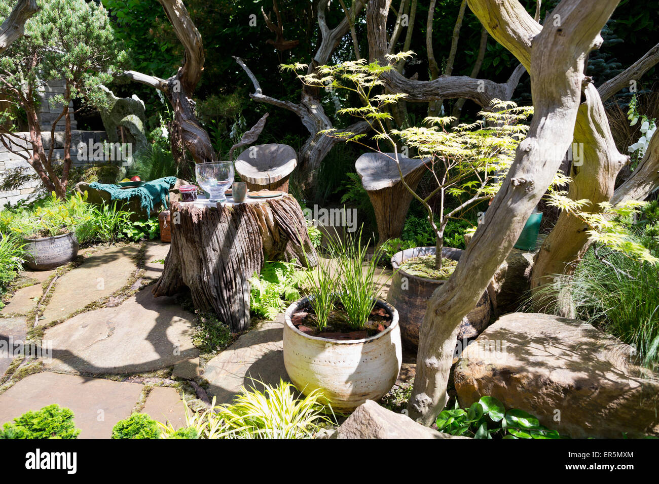 Pique-nique du sculpteur Garden par Walker's Nurseries, médaille d'or et meilleur jardin artisan vainqueur à la RHS Chelsea Flower Show 2015 Banque D'Images