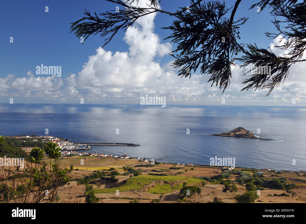 Vue sur Praia avec l'Iheu da Praia, île de Graciosa, Açores, Portugal Banque D'Images