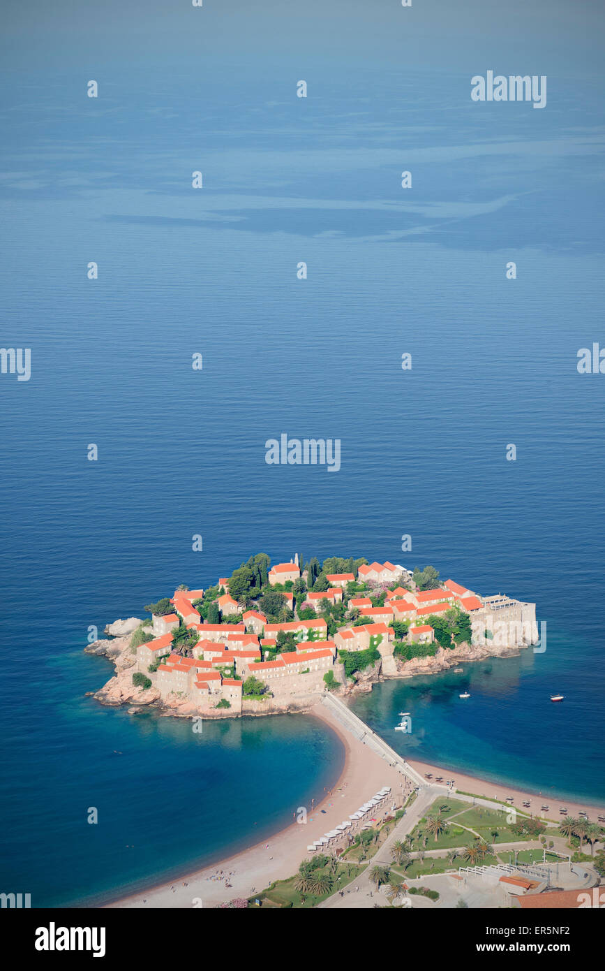 Le luxueux hôtel de l'île de Sveti Stefan un birds eye view, côte Adriatique, au Monténégro, pays des Balkans occidentaux, Europe Banque D'Images