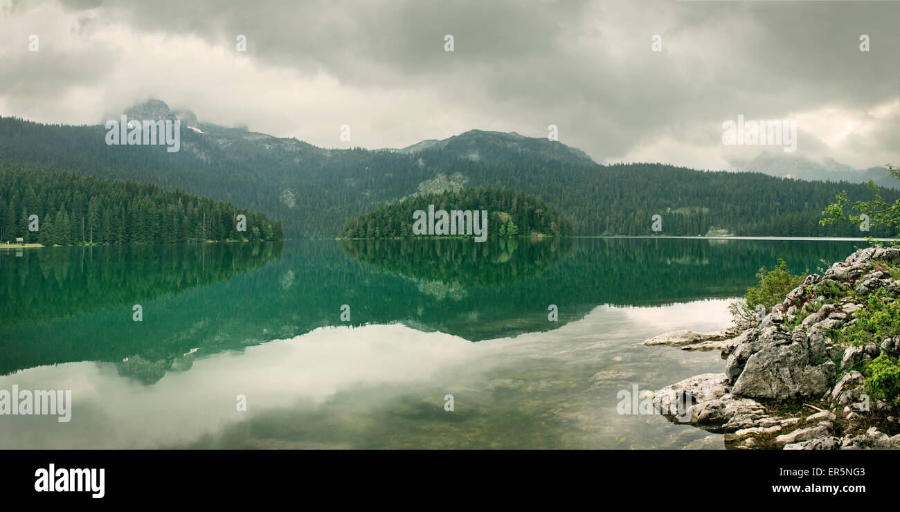 Vue panoramique sur le Lac Noir Crno jezero dans Parc national de Durmitor, Zabljak, au Monténégro, pays des Balkans occidentaux, Europe Banque D'Images