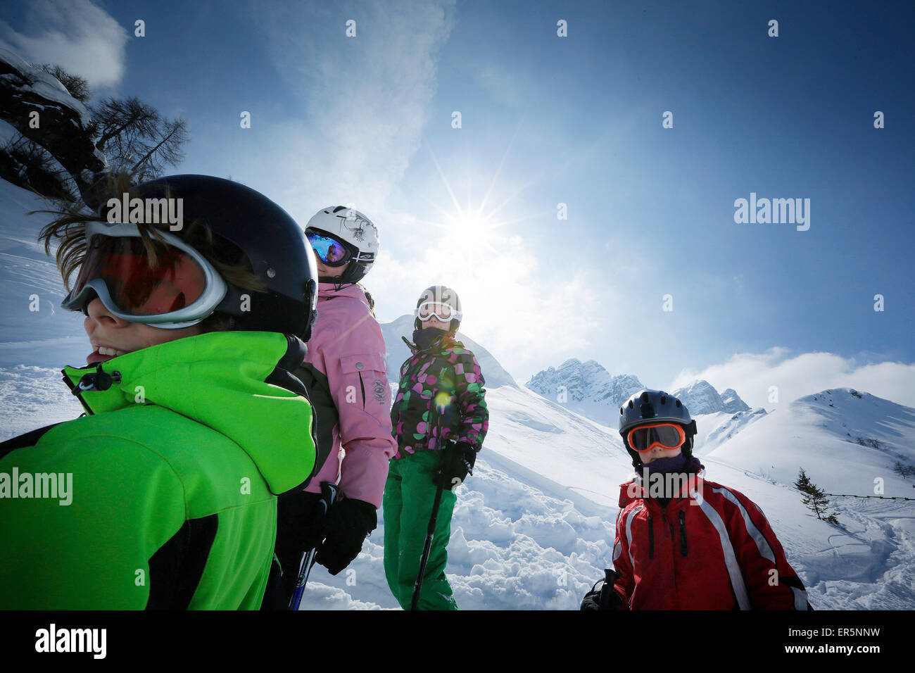 Quatre enfants portant skiwear dans la neige, Ladurns ski resort, Brenner, Tyrol du Sud, Italie Banque D'Images