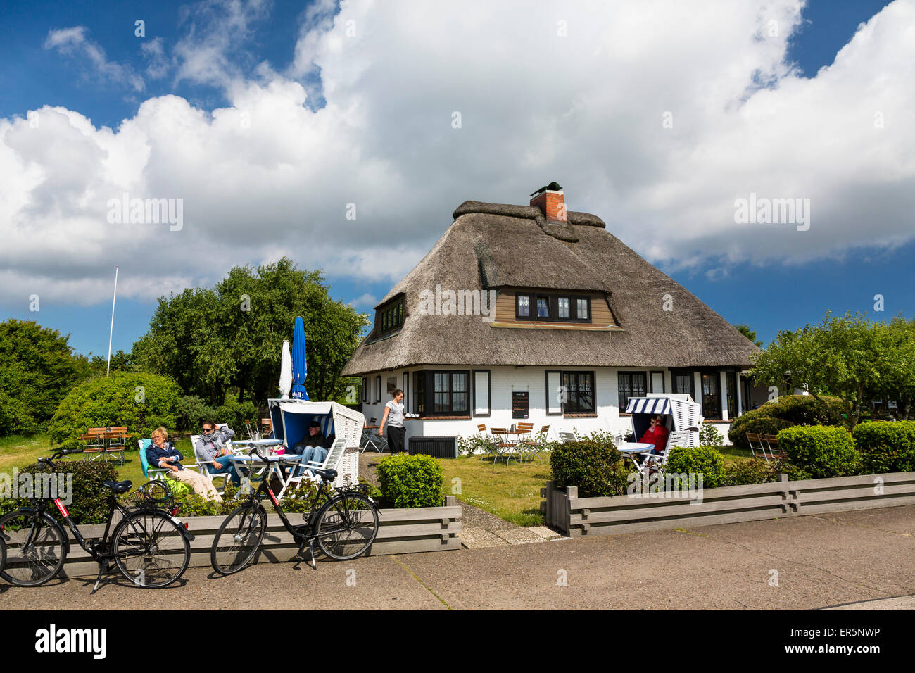 Cafe Teestube avec toit de chaume, l'île de Langeoog, Mer du Nord, îles de la Frise orientale, Frise orientale, Basse-Saxe, Allemagne, Europe Banque D'Images