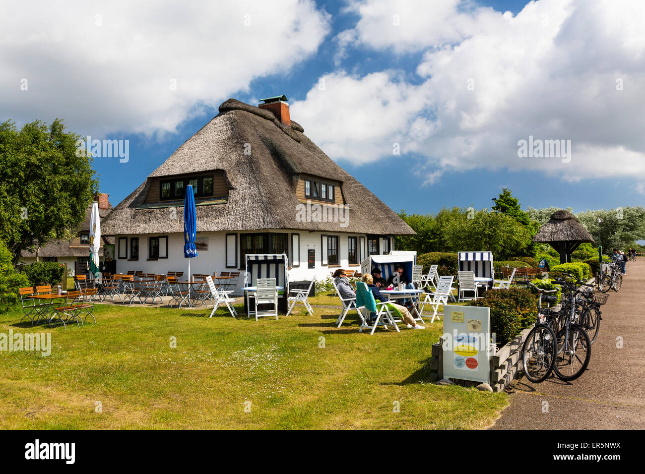 Cafe Teestube avec maison au toit de chaume, l'île de Langeoog, Mer du Nord, îles de la Frise orientale, Frise orientale, Basse-Saxe, Allemagne, Europe Banque D'Images