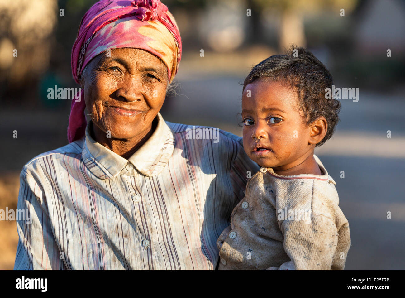 Vieille Femme avec enfant près de Ampefy, highlands, Madagascar, Afrique Banque D'Images