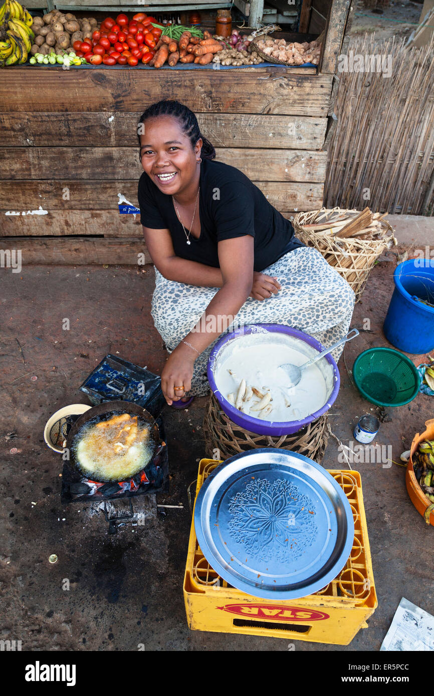 Cook shop dans les rues de Ranohira, Madagascar, Afrique Banque D'Images