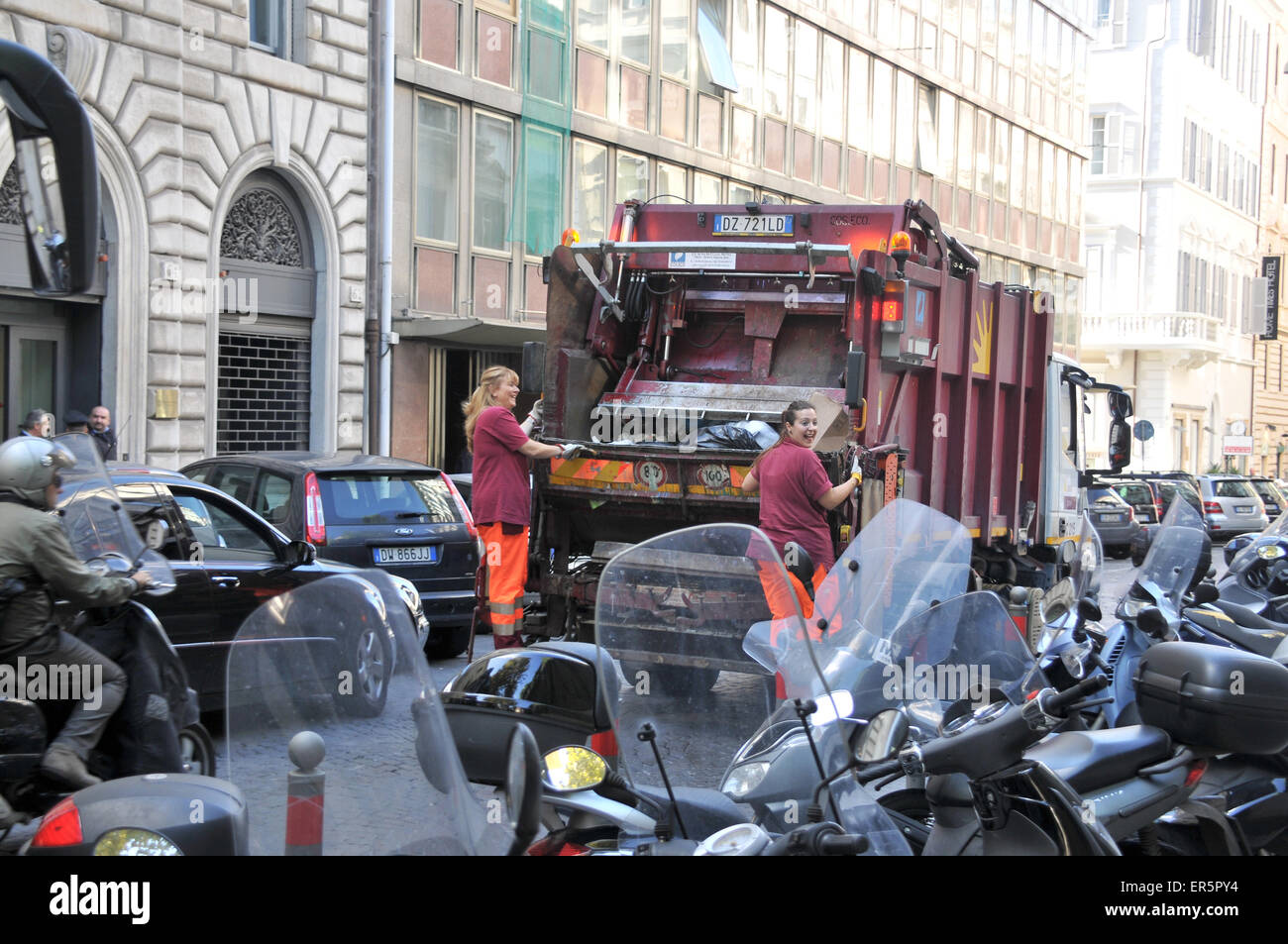 La collecte des déchets dans les rues de Rome, Italie Banque D'Images