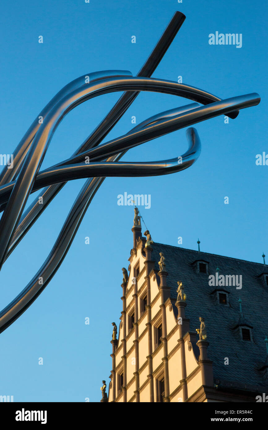 La sculpture moderne et l'hôtel de ville Rathaus, Schweinfurt, Franconia, Bavaria, Germany Banque D'Images