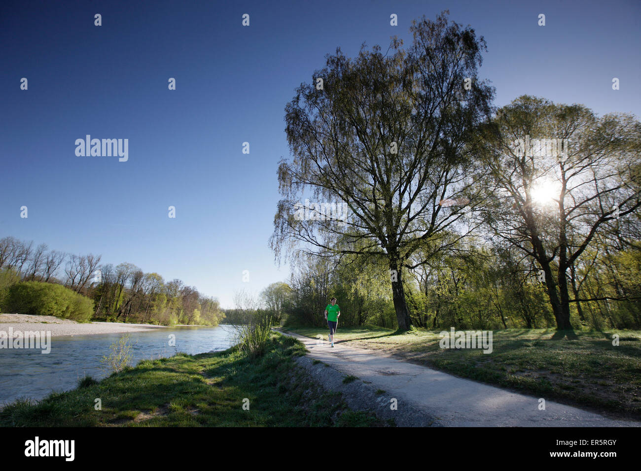 Jogger running le long de la rivière Isar, dans la matinée, Flaucher, Munich, Bavière, Allemagne Banque D'Images