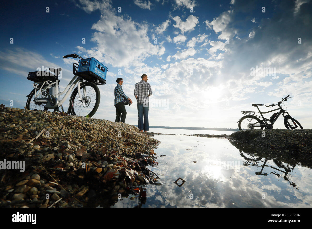 Deux hommes avec e-bikes se reposant au bord du lac de Starnberg, Haute-Bavière, Allemagne Banque D'Images