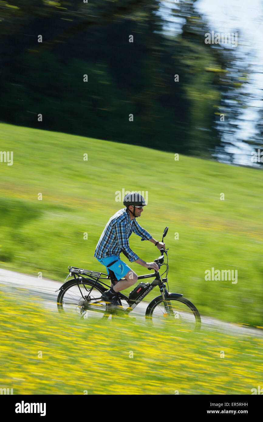 Cycliste Pedelec sur le chemin, de Haute-bavière, Allemagne Banque D'Images