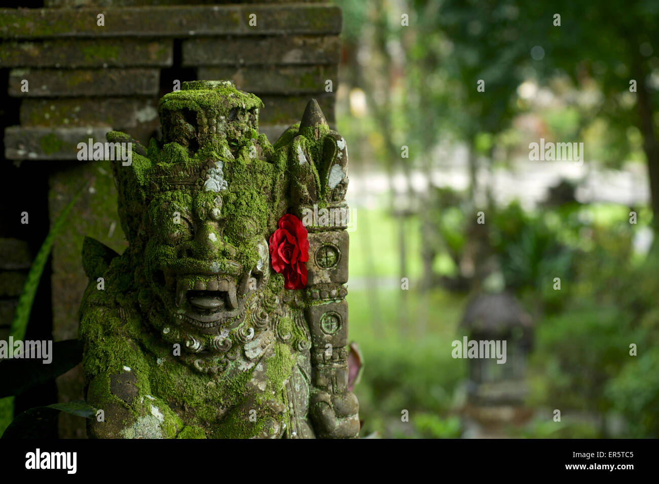 Garde du Temple figure à l'entrée de Tirtha Empul temple à une source sacrée, à l'Est du centre de Ubud, Bali, Indonésie Banque D'Images