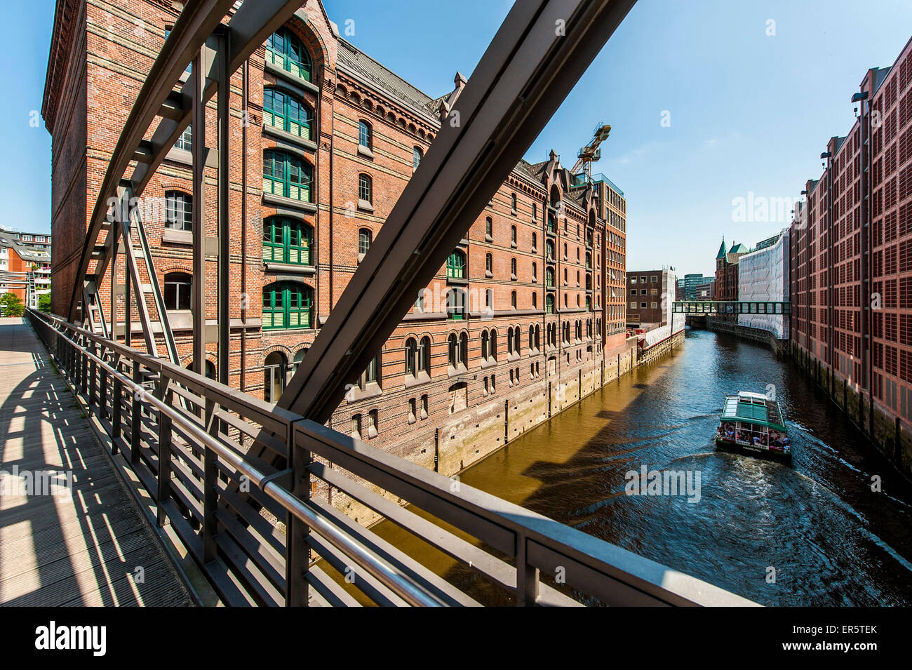 Bateau d'Excursion passant Speicherstadt, Hambourg, Allemagne Banque D'Images