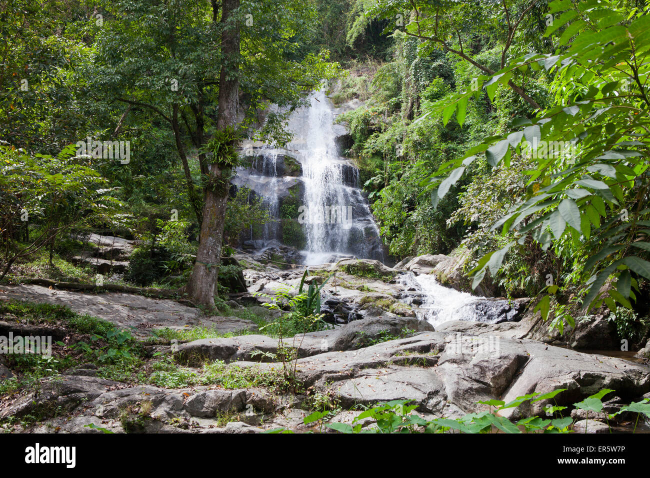 Cascade dans la forêt tropicale, Bang Saphan, Prachuap Khiri Khan, Thaïlande, Asie Province Banque D'Images