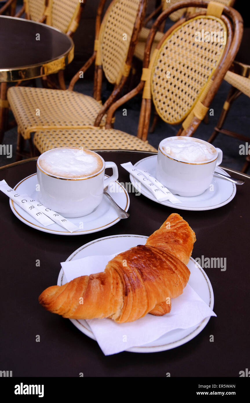Café et croissant à la place Colette, Paris, France, Europe Banque D'Images