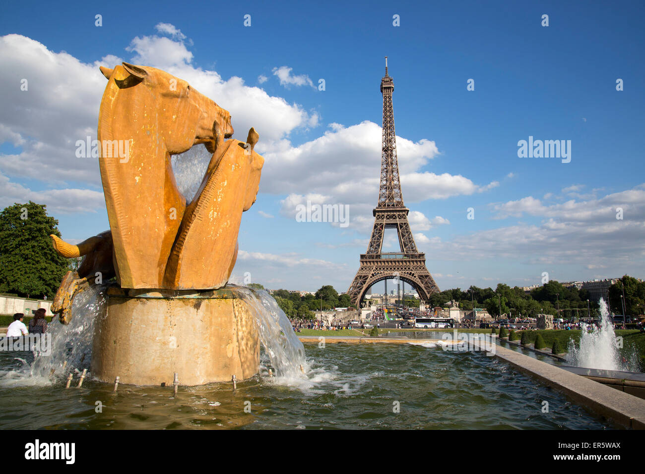 Sculptures à la place du Trocadéro, de la tour Eiffel en arrière-plan, Paris, France, Europe Banque D'Images