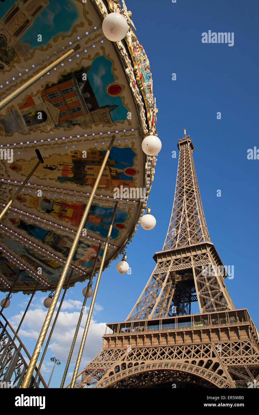 Merry-go-round près de la Tour Eiffel, Paris, France, Europe Banque D'Images