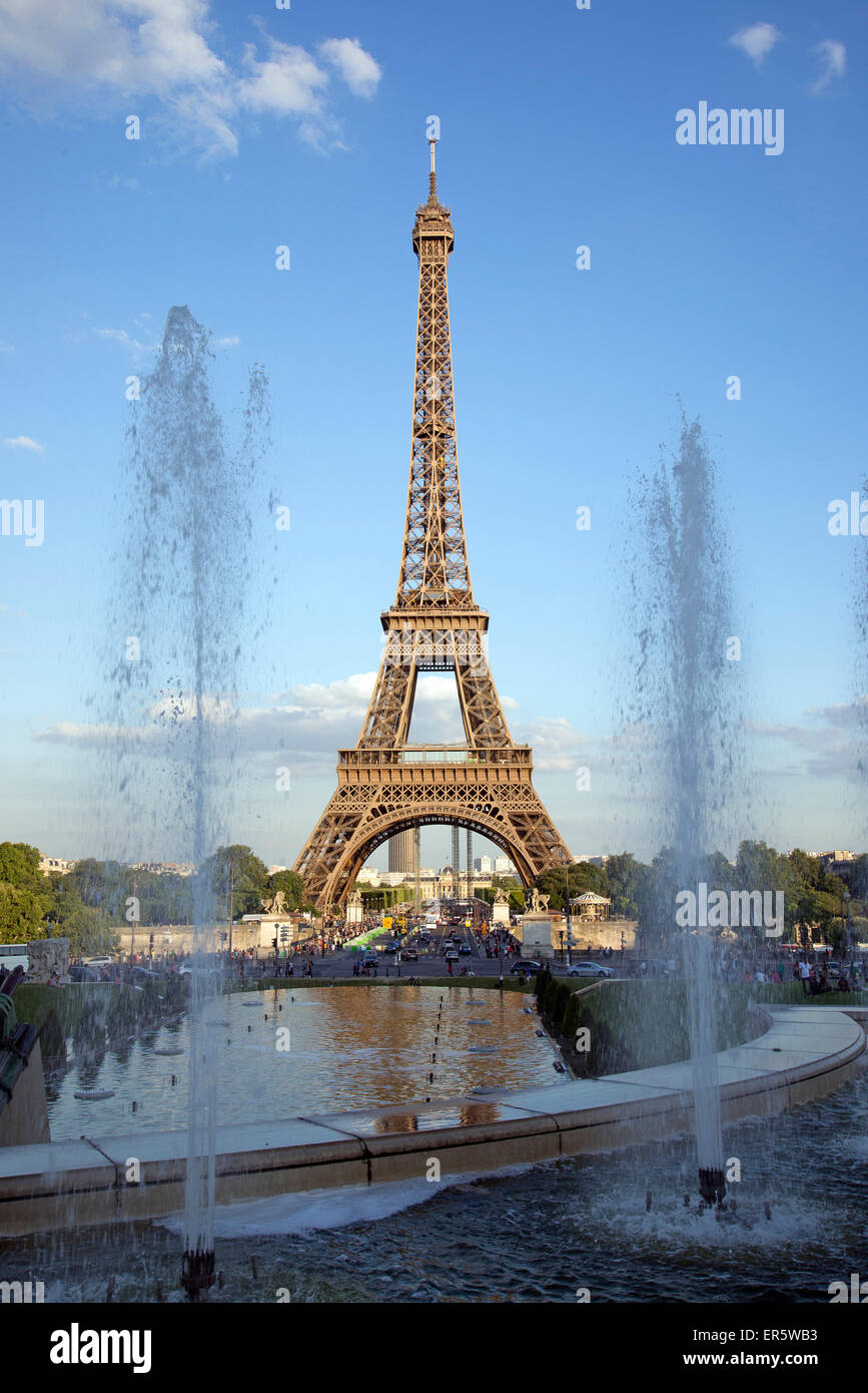 Fontaines près de la Tour Eiffel, Paris, France, Europe Banque D'Images