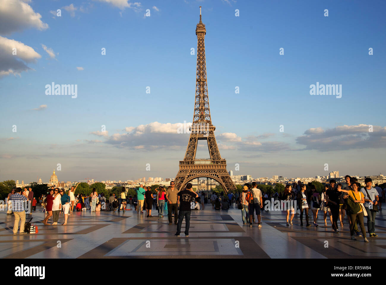 Les touristes près de la Tour Eiffel, Paris, France, Europe Banque D'Images