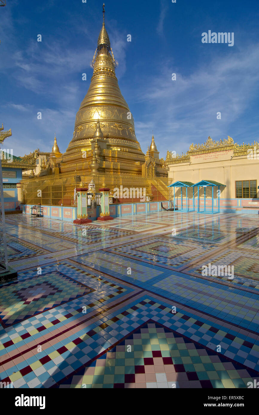 Sun U Ponnya Shin Pagode, Rhône-Alpes Hill sur les rives de la rivière Irrawaddy, 20km de Mandalay, Myanmar, Birmanie Banque D'Images