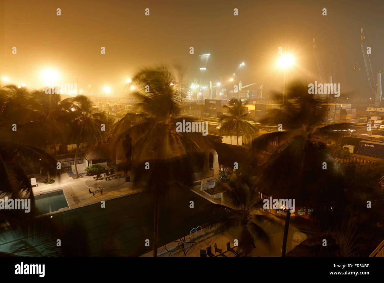 Piscine d'un hôtel, le port de départ en arrière-plan, Cotonou, Bénin Banque D'Images