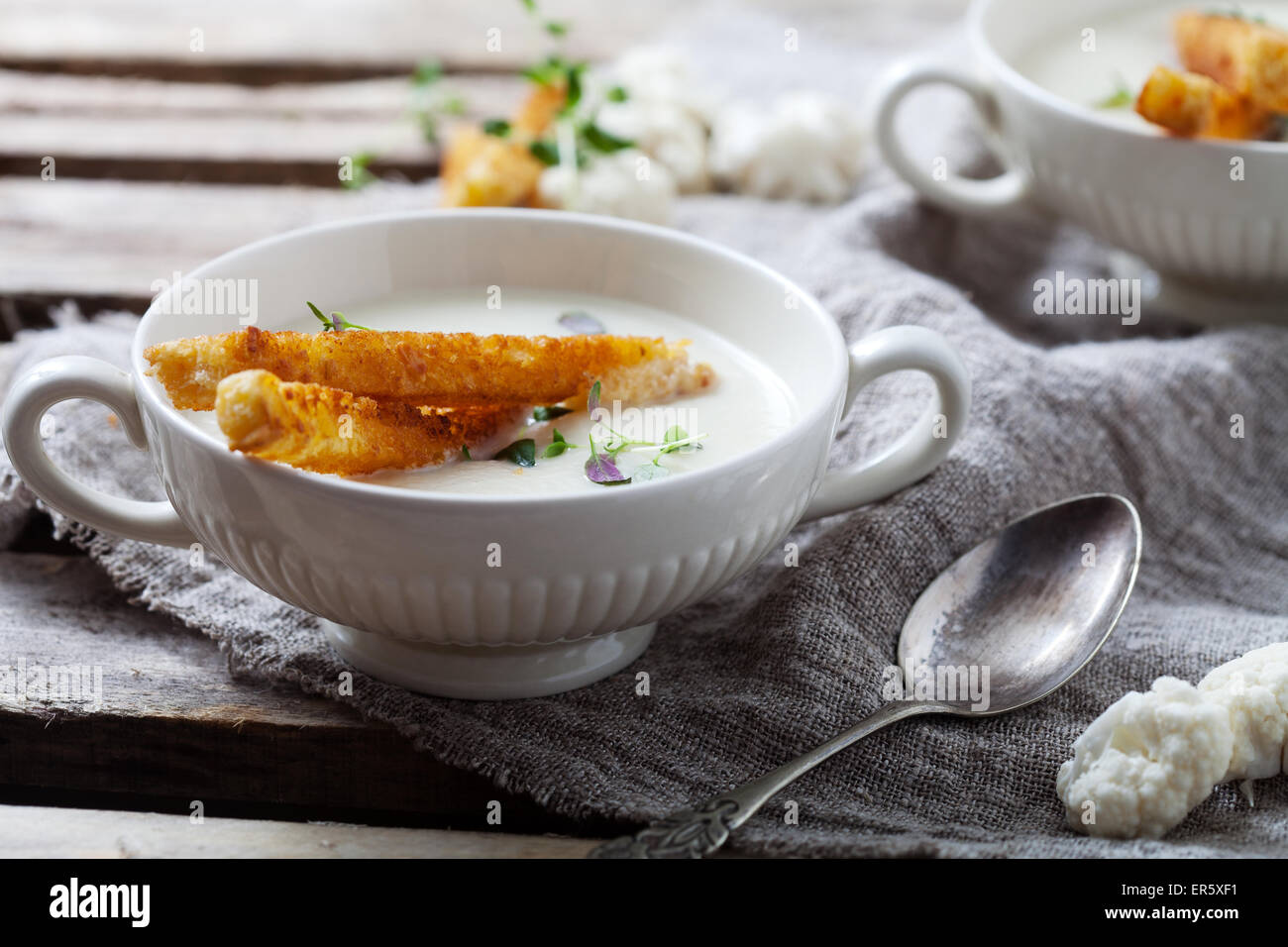 Soupe de chou-fleur crémeux avec du pain grillé Banque D'Images Soupe de chou-fleur crémeux avec du pain grillé Banque D'Images