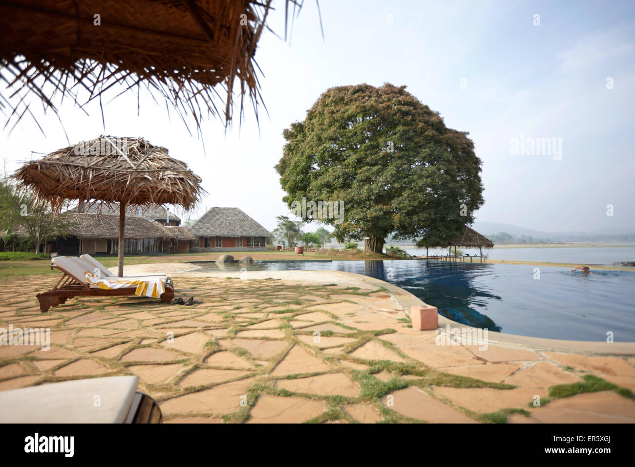 Piscine et restaurant d'un lodge, Donets réservoir, Nagarhole National Park, parc, Inde Banque D'Images