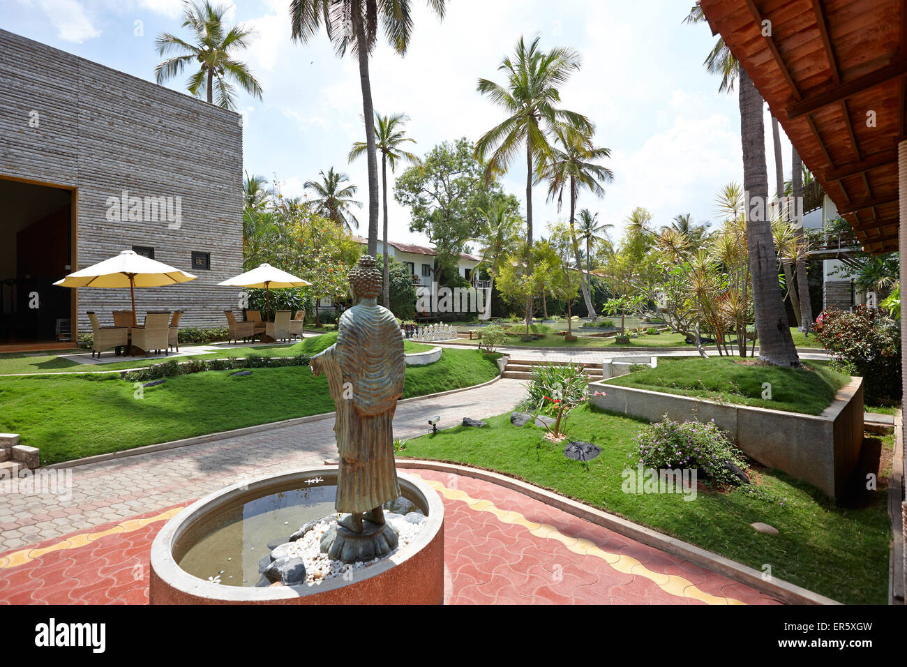 Fontaine avec statue de Bouddha en face d'un hôtel spa, Mysore, Karnataka, Inde Banque D'Images