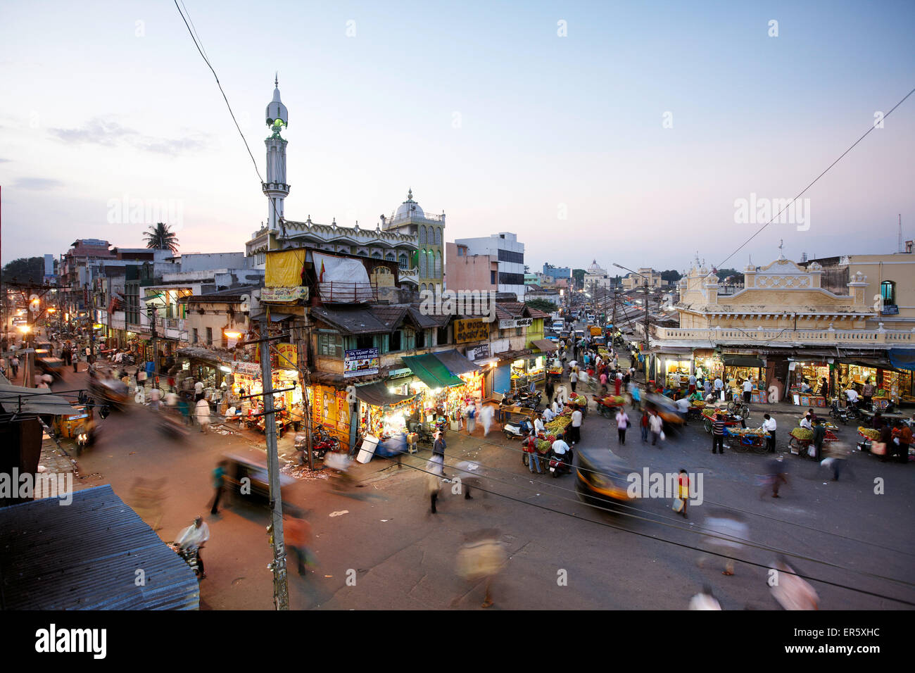 Vieille Ville avec mosquée et Devaraja Market, Mysore, Karnataka, Inde Banque D'Images