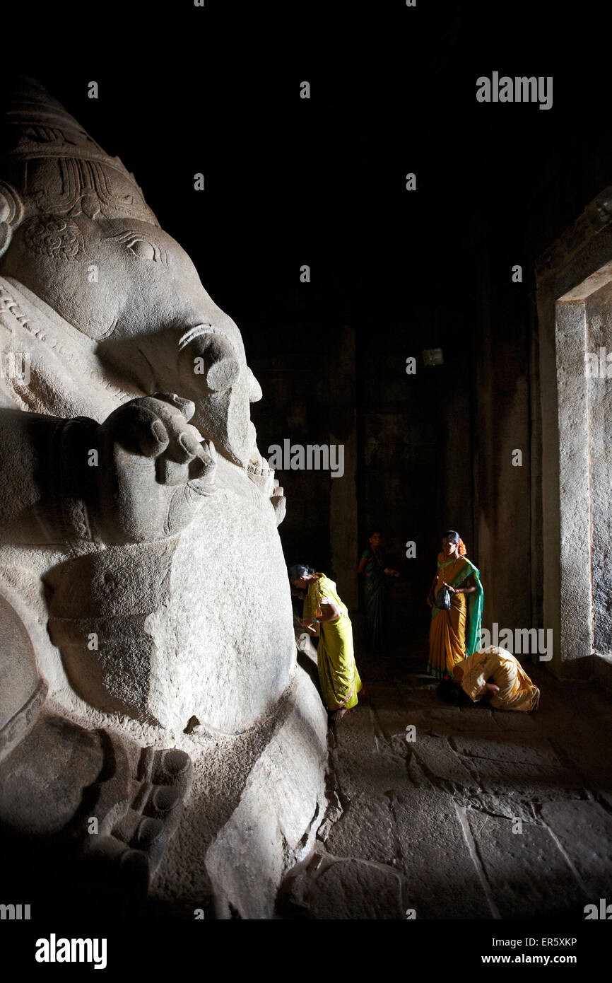 Visiteurs en priant Ganesha Ganesha Kadalekalu monolithique, temple, Hemakuta Hill, Hampi, Karnataka, Inde Banque D'Images