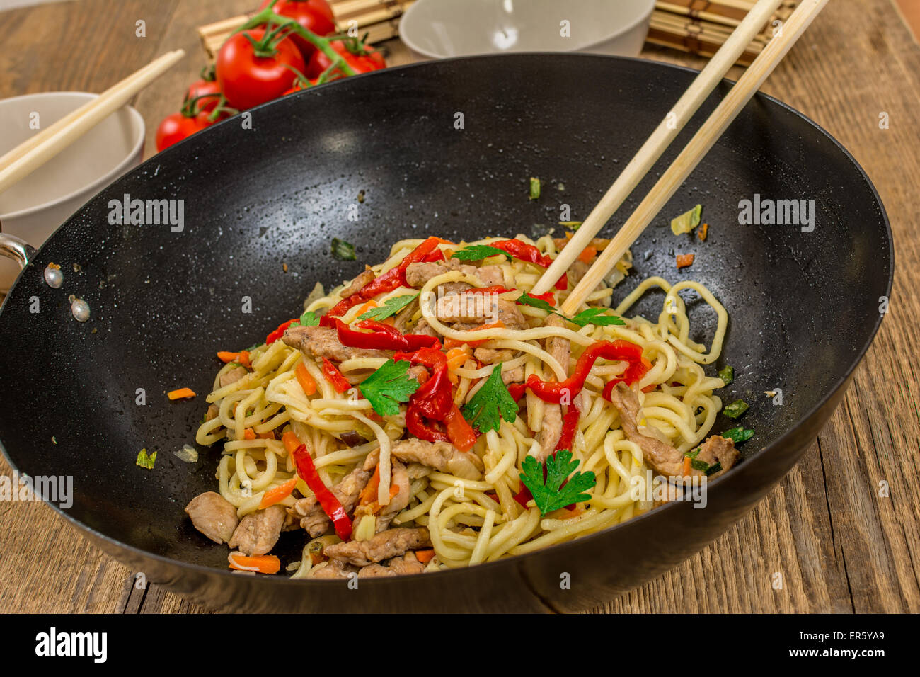 L'alimentation traditionnelle chinoise des nouilles avec la viande de poulet et légumes Banque D'Images