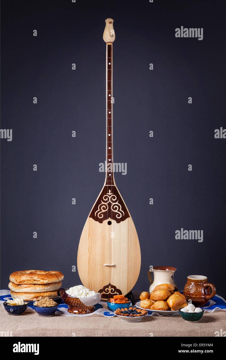 Instrument Kazakh Dombra et plats asiatiques sur la table à fond gris Banque D'Images