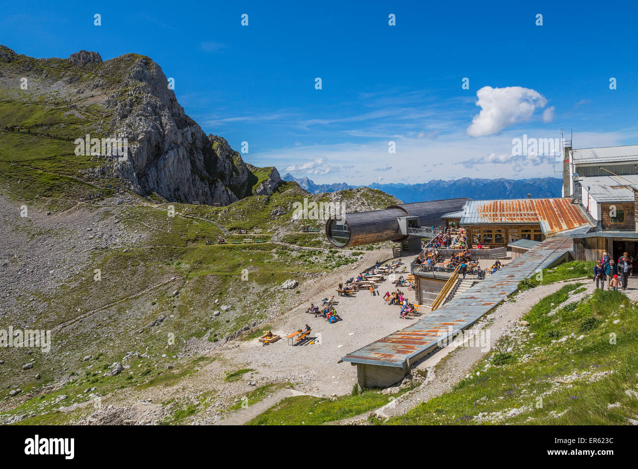 Centre d'information sur la nature des Karwendel avec télescope géant, Karwendelbahn station de montagne, Montagnes du Karwendel Banque D'Images