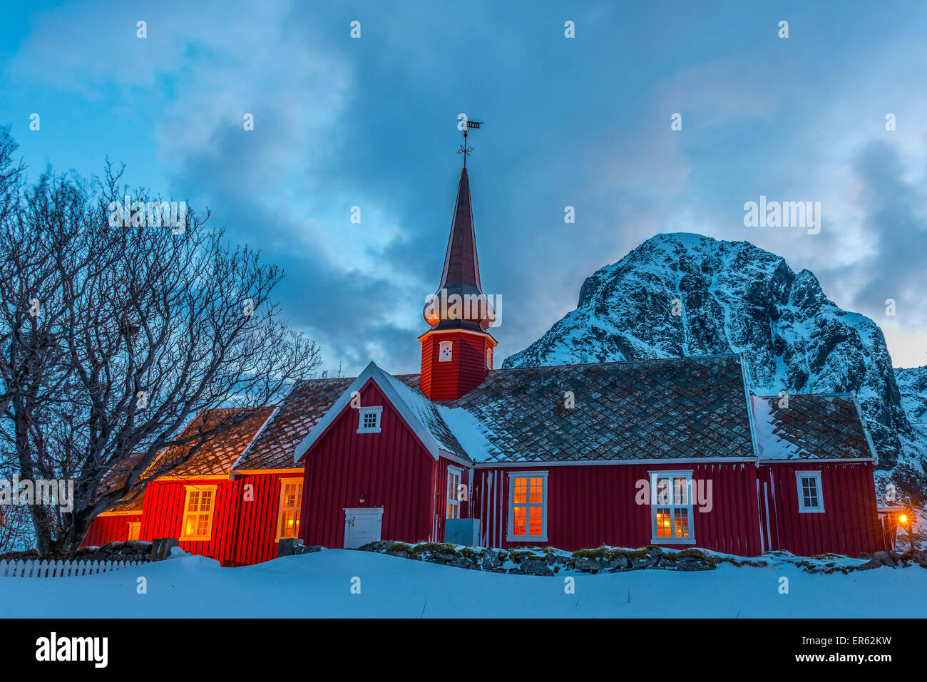 Flakstad église par nuit, Flakstad, îles Lofoten, Norvège Banque D'Images