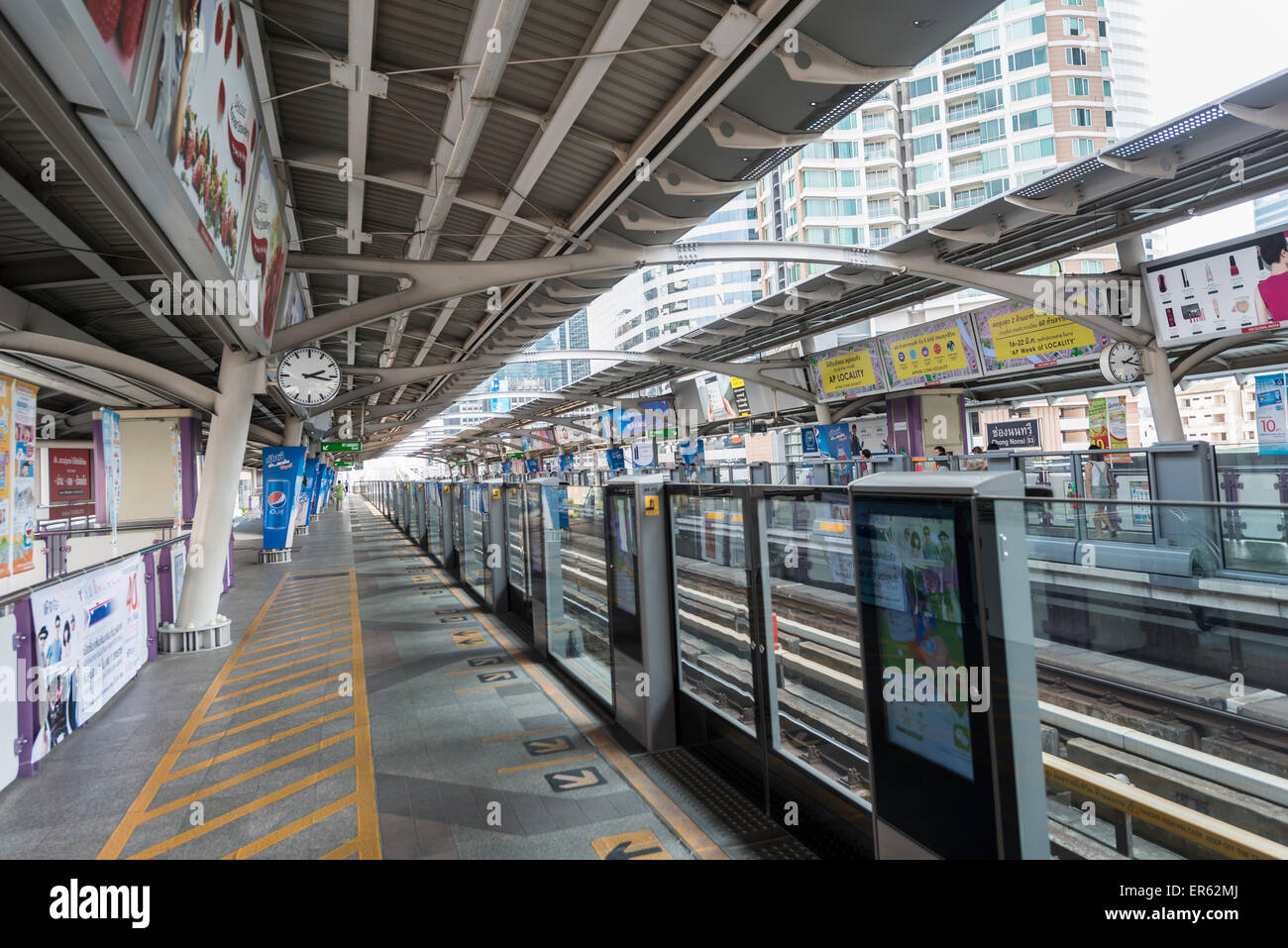 La station de BTS Skytrain, Bangkok Mass Transit System, plate-forme, Bangkok, Thaïlande Banque D'Images