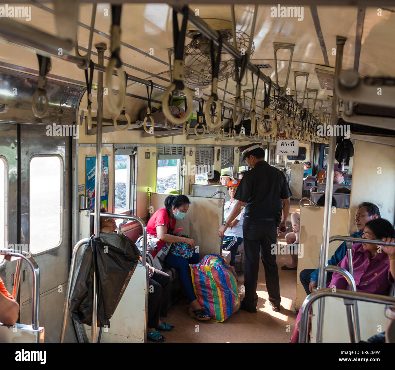 Contrôleur dans un train régional, Thaïlande Banque D'Images