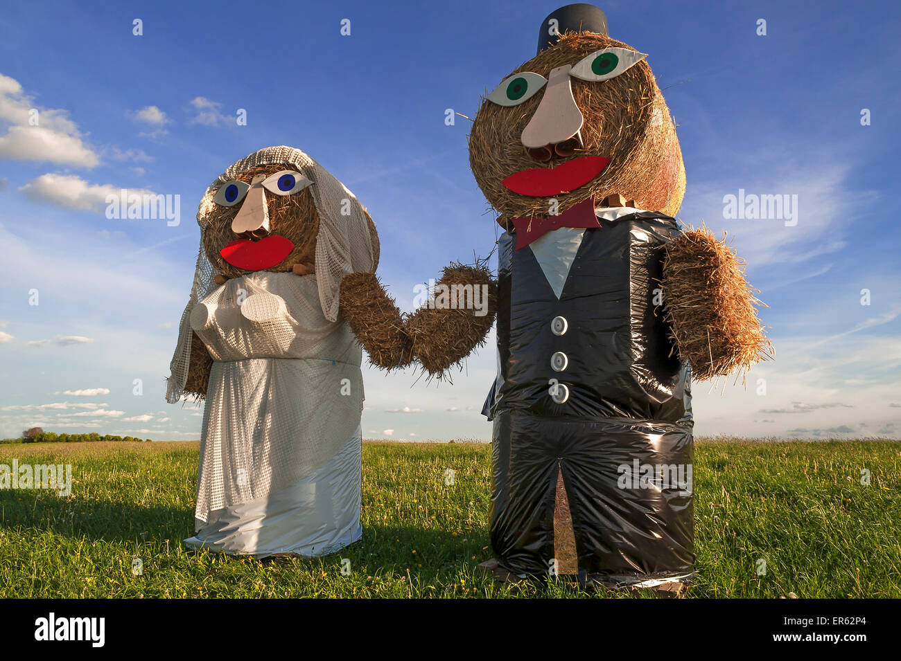Wedding couple construit de ballots de paille dans un pré, Haute-Franconie, Bavière, Allemagne Banque D'Images