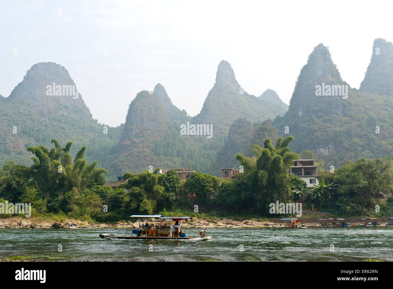 Radeau simple, montagnes karstiques, Rivière Li, Li Jiang, Yangdi, ville près de Guilin, Yangshuo, région autonome du Guanxi Banque D'Images