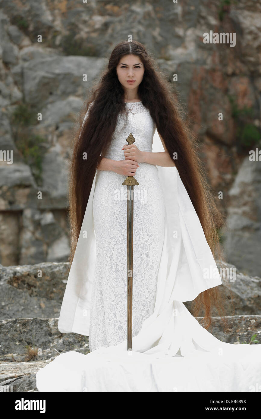 Réminiscence à Jeanne d'Arc, Jeanne d'Arc, jeune femme en robe blanche avec une épée Banque D'Images