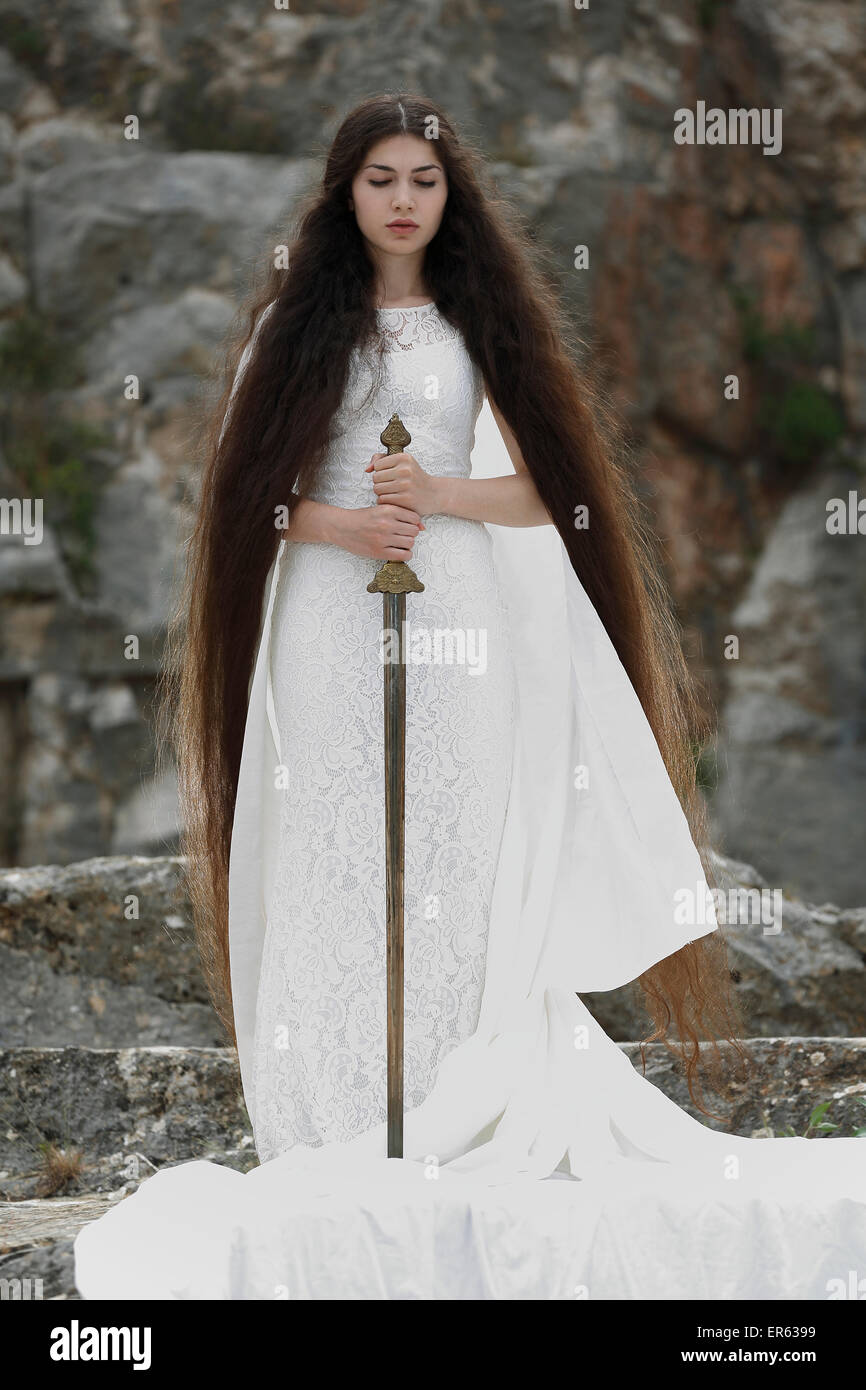 Réminiscence à Jeanne d'Arc, Jeanne d'Arc, jeune femme en robe blanche avec une épée Banque D'Images